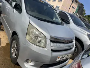 Toyota Noah 2011 Silver