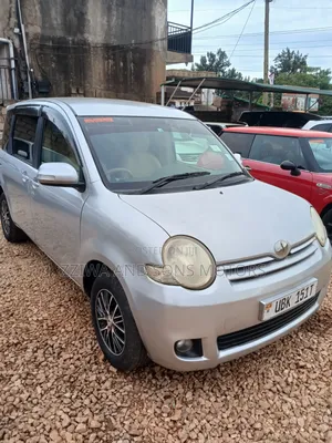 Toyota Sienta 1.5 FWD 2011 Silver