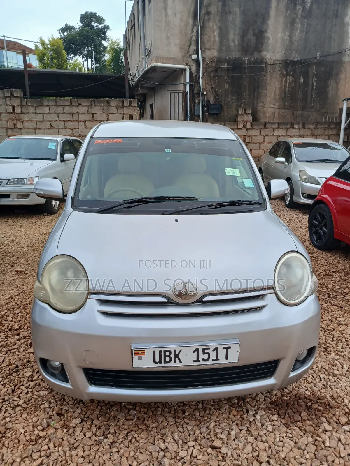 Toyota Sienta 1.5 FWD 2011 Silver