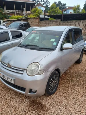 Toyota Sienta 1.5 FWD 2011 Silver