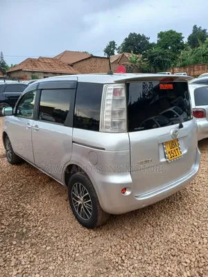 Toyota Sienta 1.5 FWD 2011 Silver
