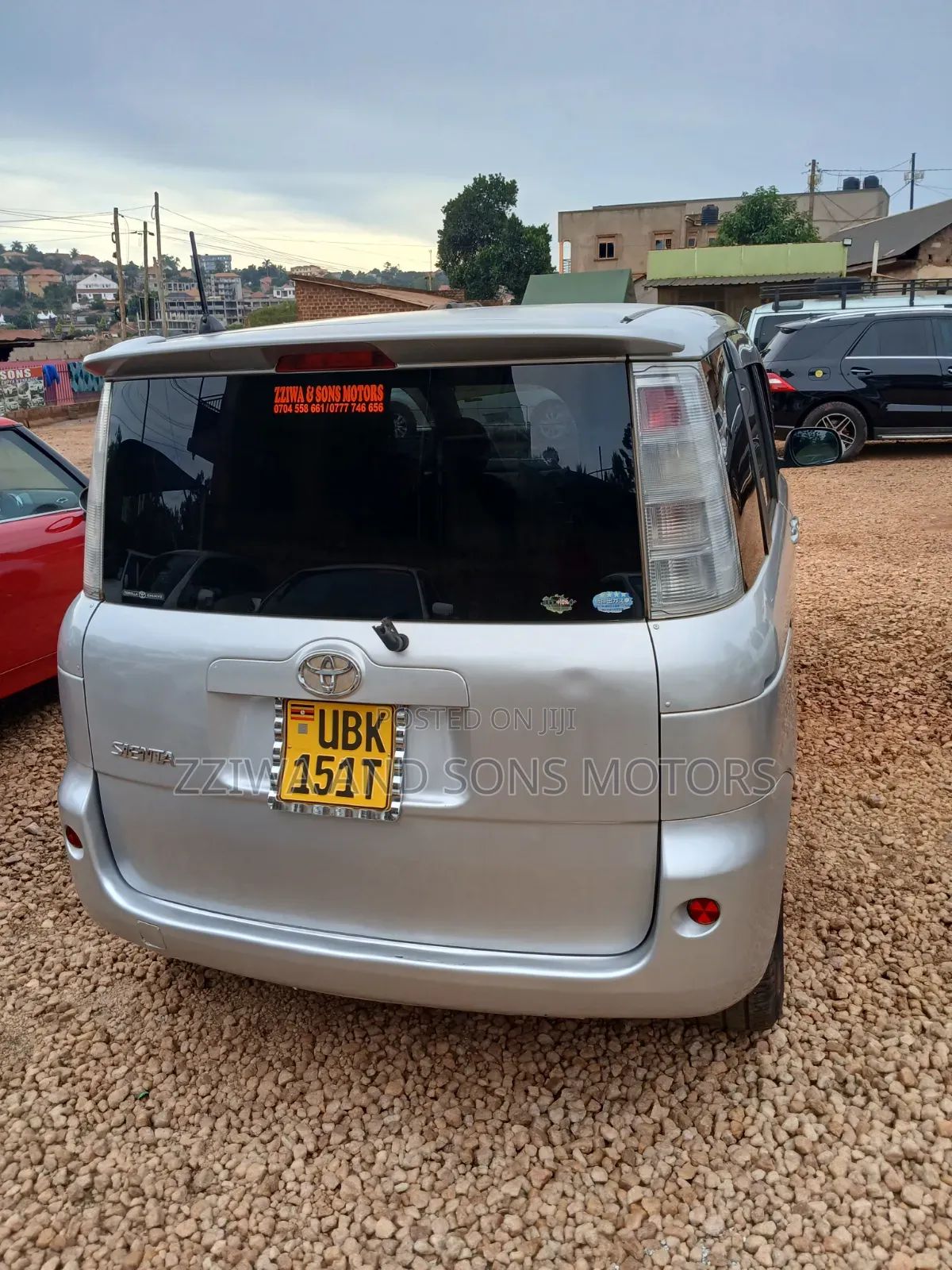 Toyota Sienta 1.5 FWD 2011 Silver