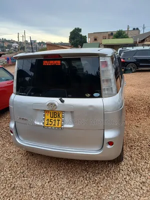 Toyota Sienta 1.5 FWD 2011 Silver