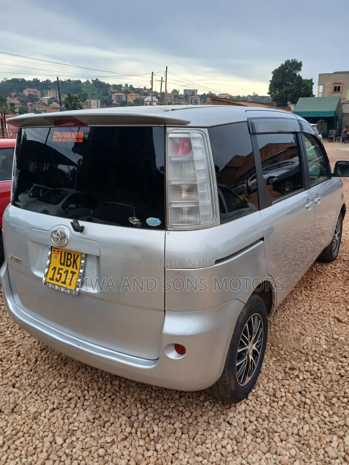 Toyota Sienta 1.5 FWD 2011 Silver