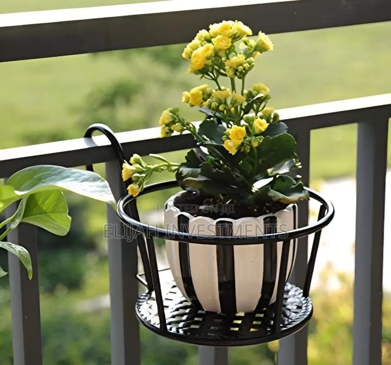 8.7'' Round Metal Hanging Railing Planters