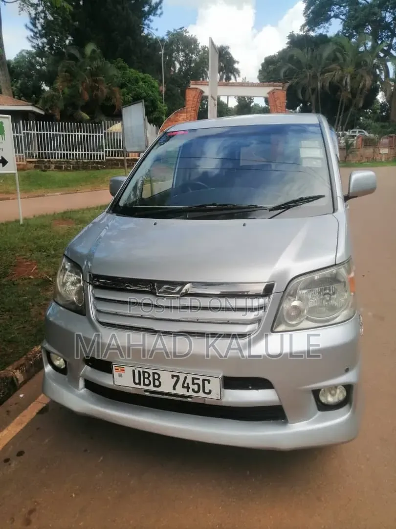 Toyota Noah 2006 Silver