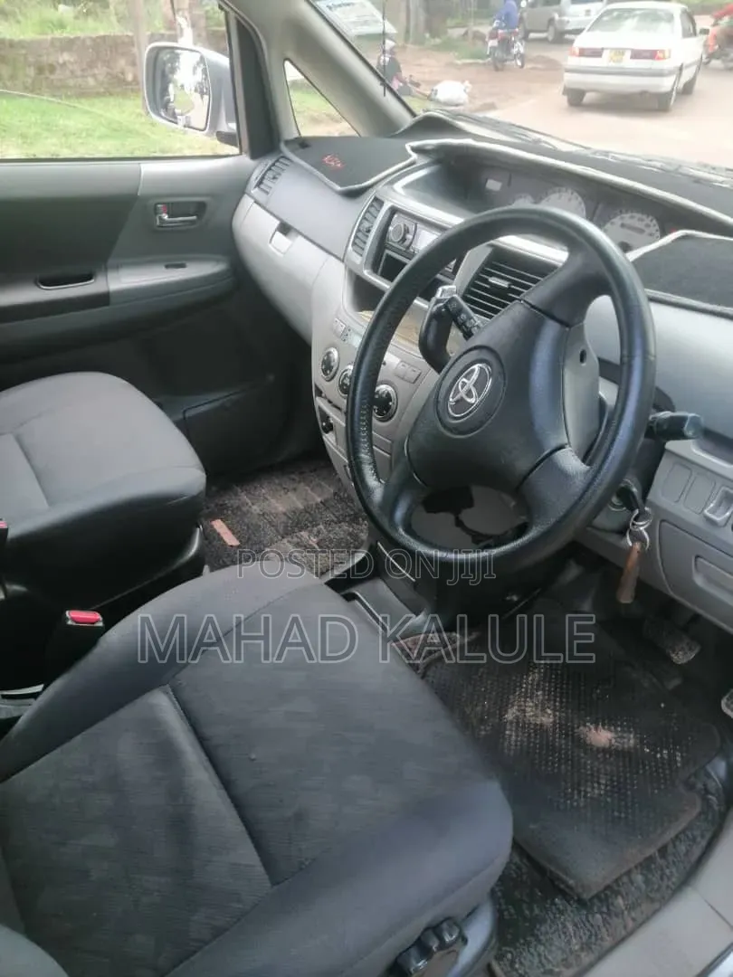 Toyota Noah 2006 Silver