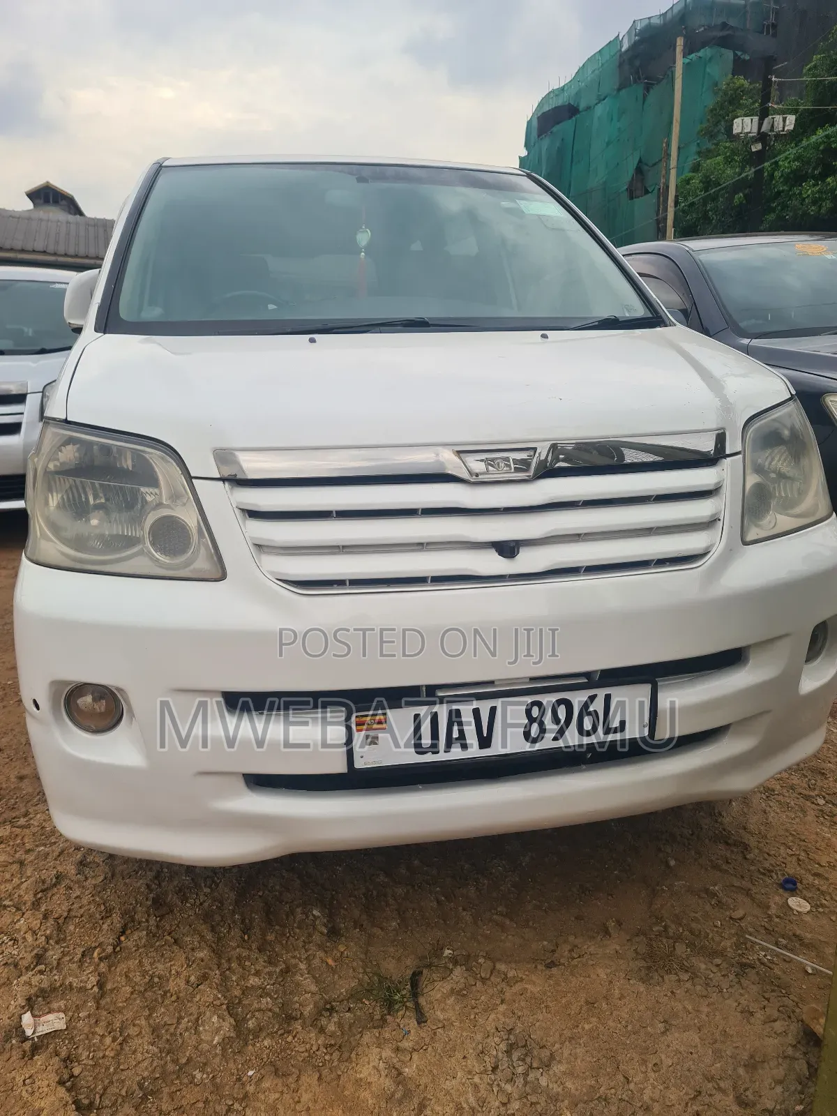 Toyota Noah 2005