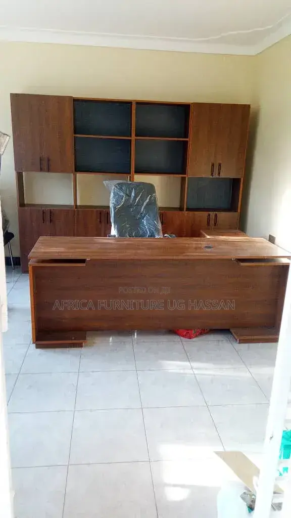 Morden Office Desk With Book Shelves