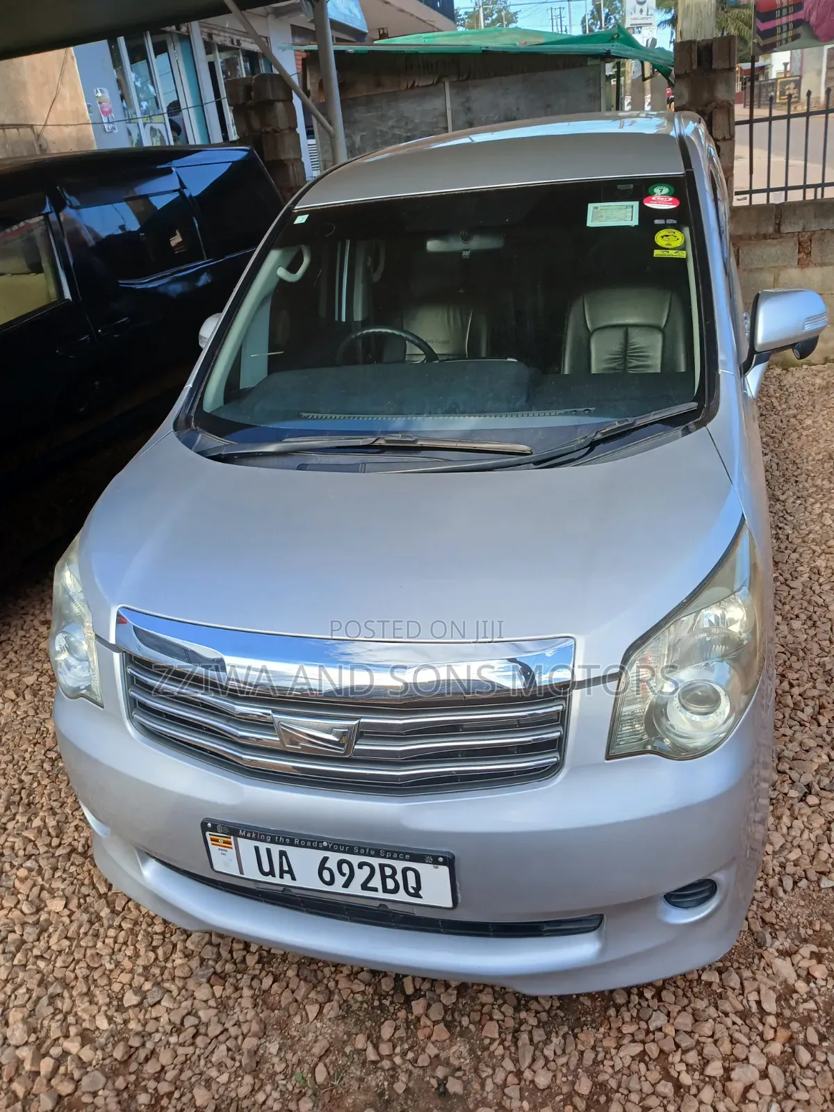 Toyota Noah 2.0 143hp FWD (8 Seater) 2012 Silver