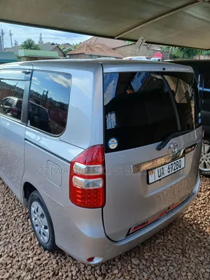 Toyota Noah 2.0 143hp FWD (8 Seater) 2012 Silver