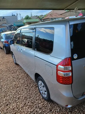 Toyota Noah 2.0 143hp FWD (8 Seater) 2012 Silver