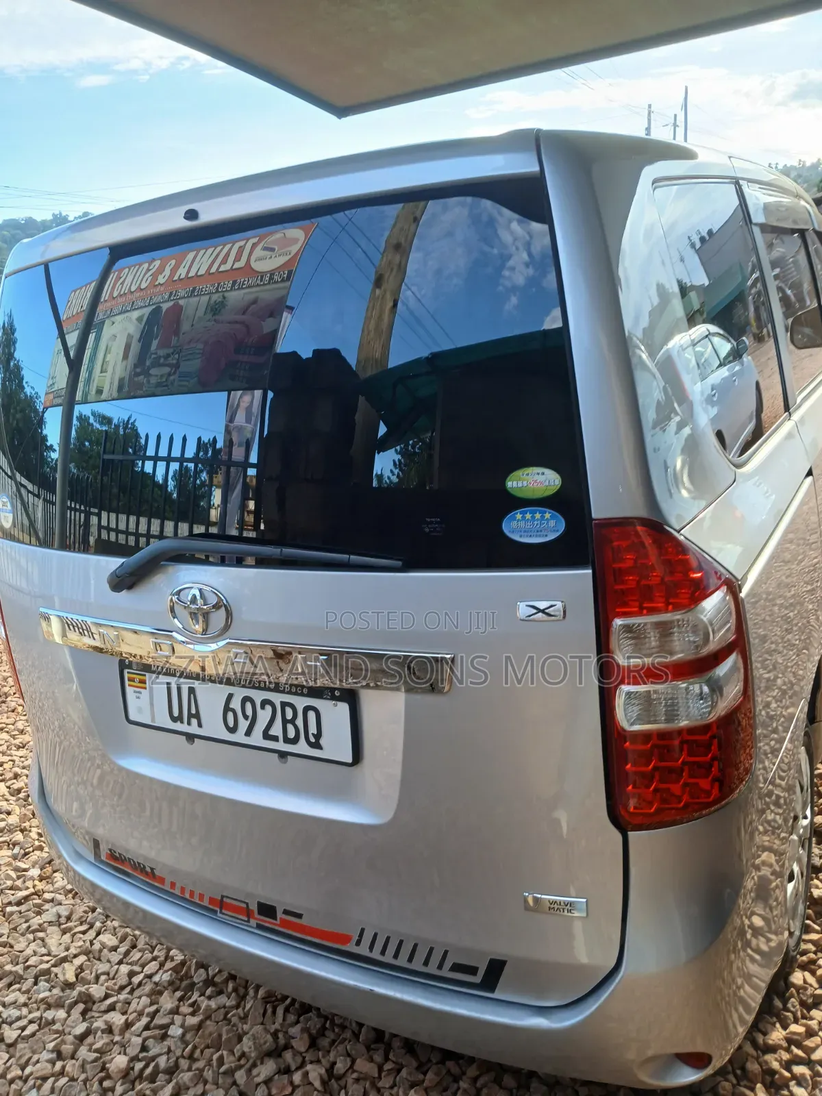 Toyota Noah 2.0 143hp FWD (8 Seater) 2012 Silver
