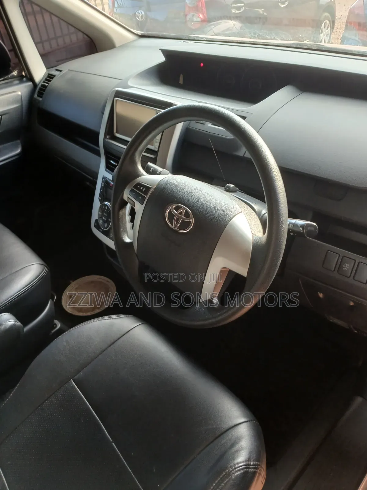 Toyota Noah 2.0 143hp FWD (8 Seater) 2012 Silver