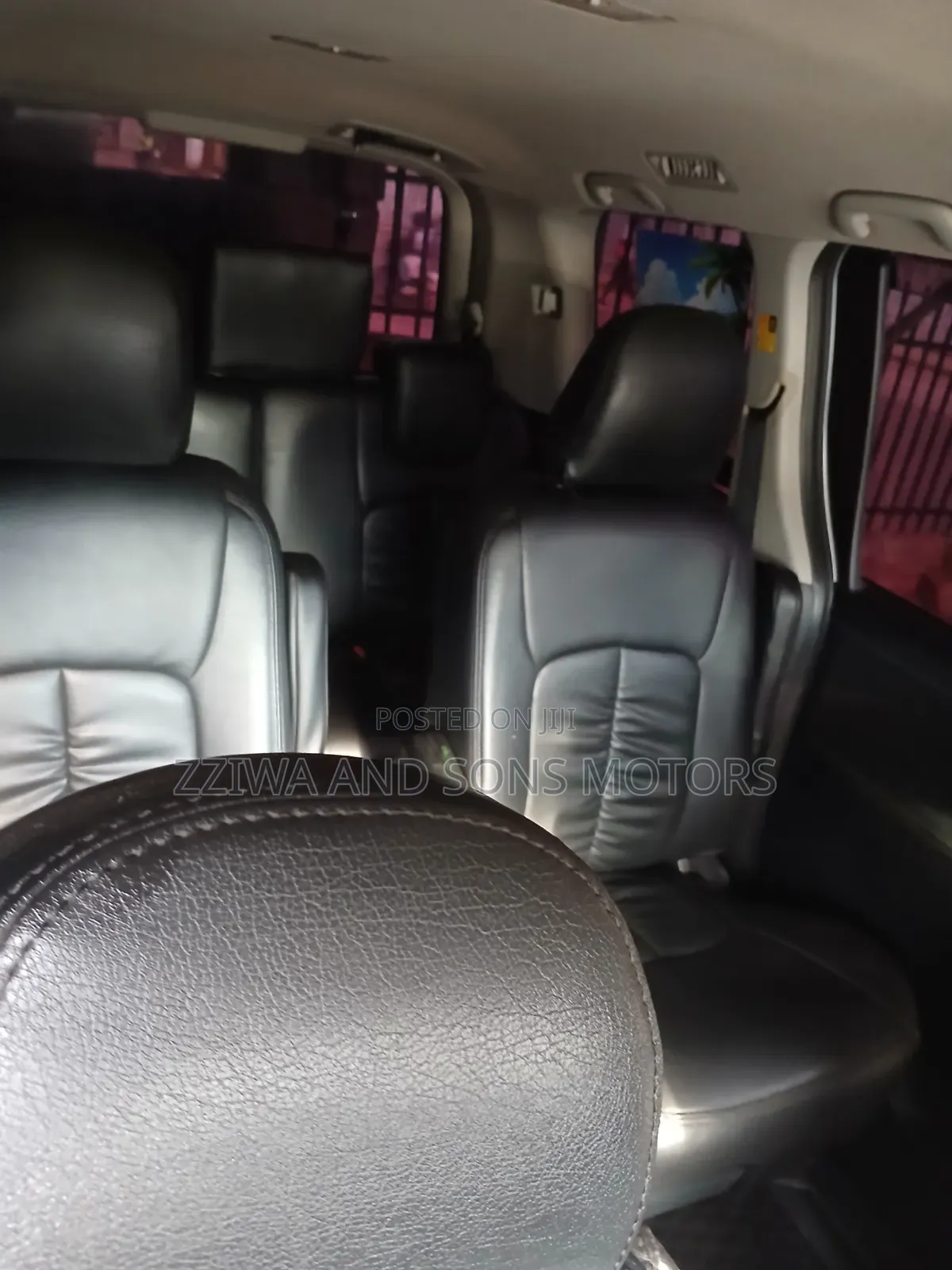 Toyota Noah 2.0 143hp FWD (8 Seater) 2012 Silver