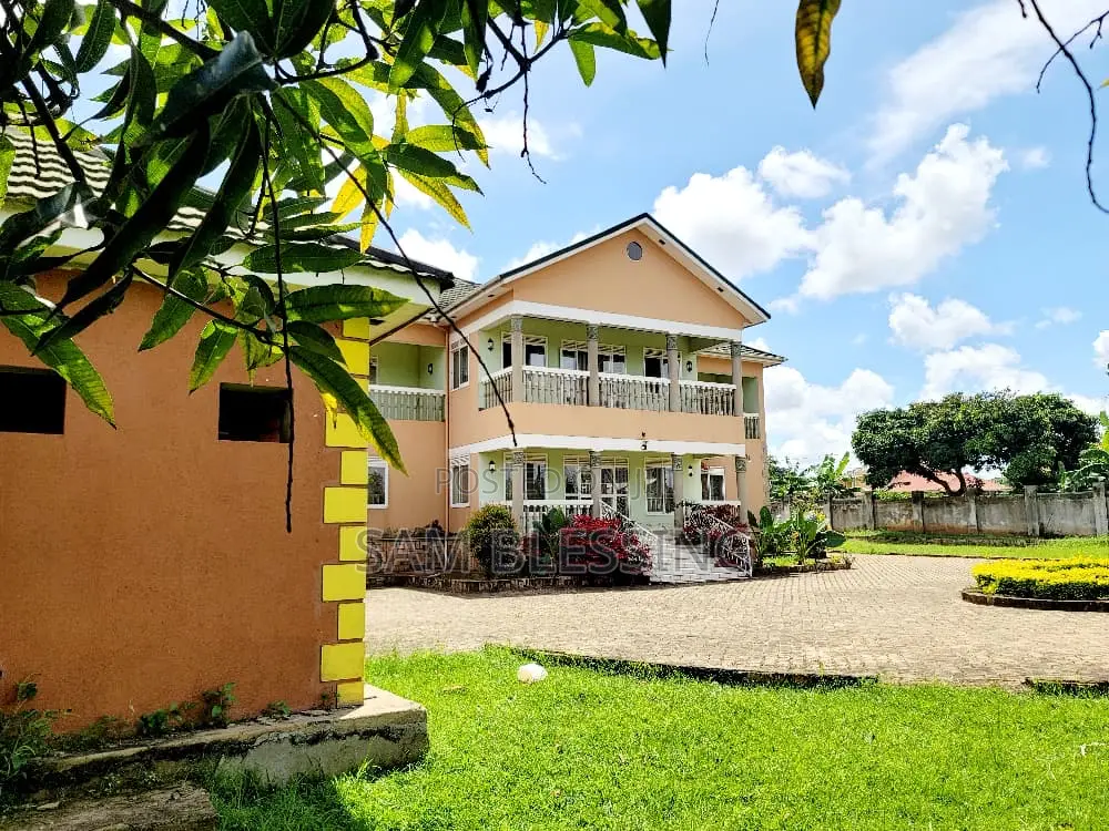 6bdrm Mansion in Mutungo On Munyonyo, Central Division for sale