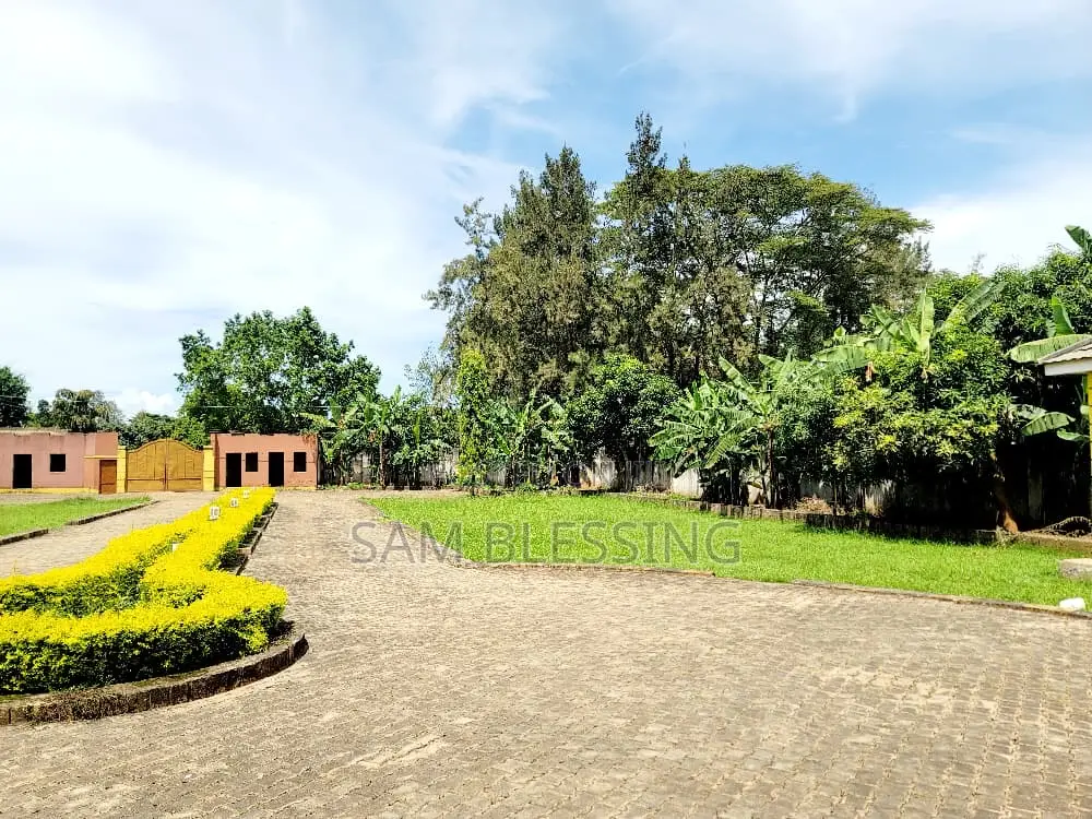 6bdrm Mansion in Mutungo On Munyonyo, Central Division for sale