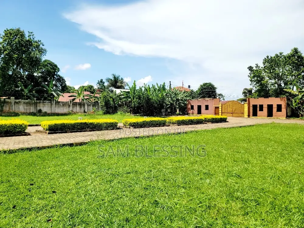 6bdrm Mansion in Mutungo On Munyonyo, Central Division for sale