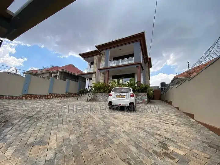 5bdrm Duplex in Akright, Makindye for rent
