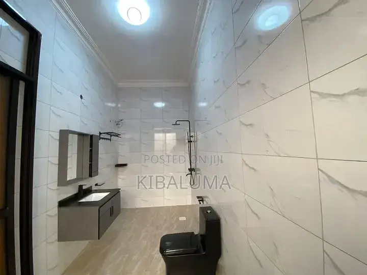 5bdrm Duplex in Akright, Makindye for rent