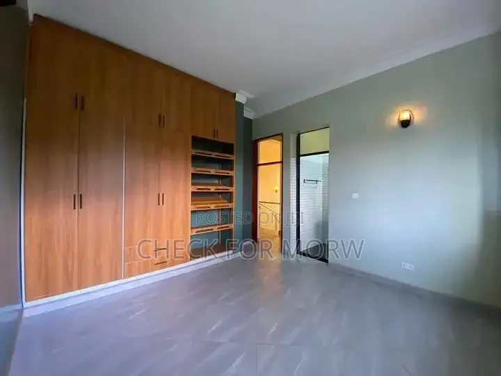 5bdrm Duplex in Akright, Makindye for rent