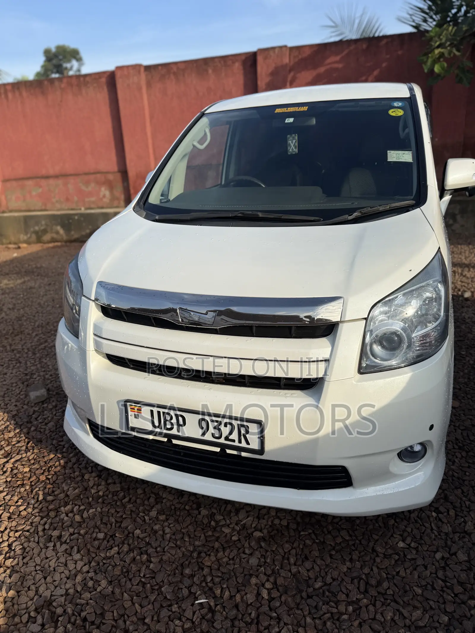 Toyota Noah 2.0 143hp AWD (8 Seater) 2009 White
