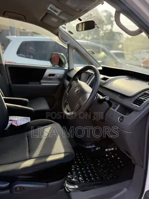Toyota Noah 2.0 143hp AWD (8 Seater) 2009 White