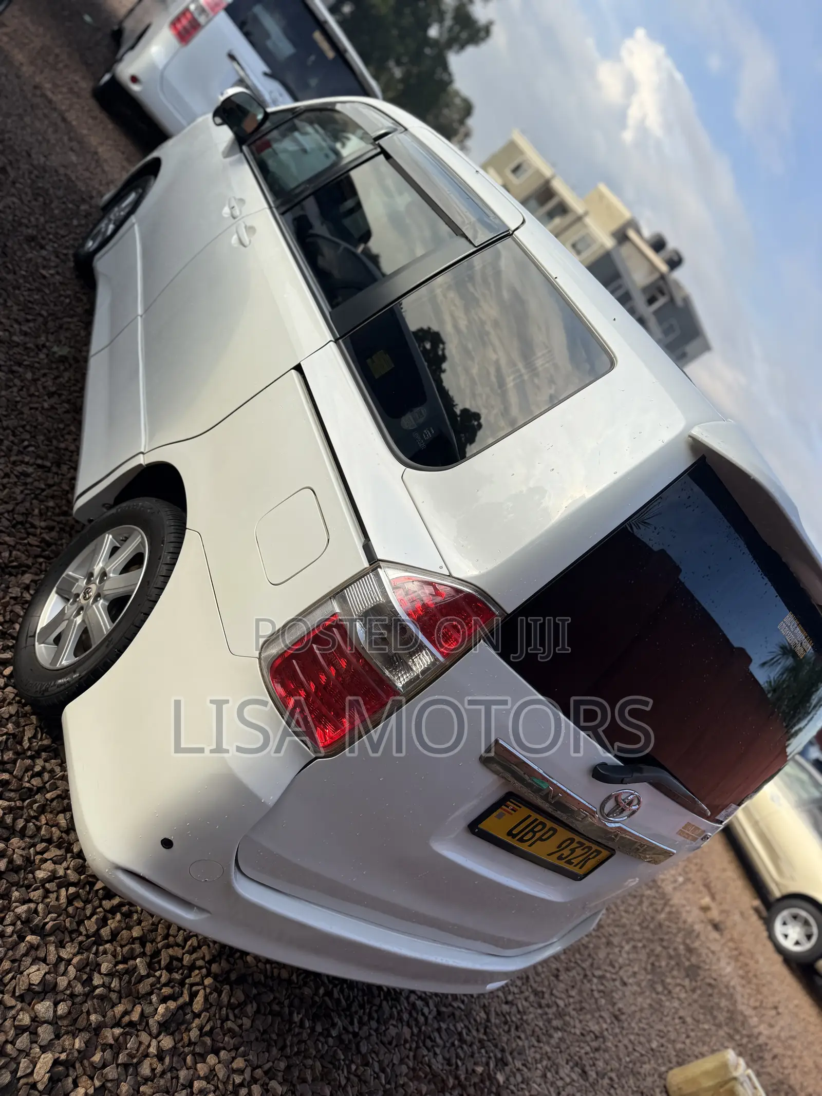 Toyota Noah 2.0 143hp AWD (8 Seater) 2009 White
