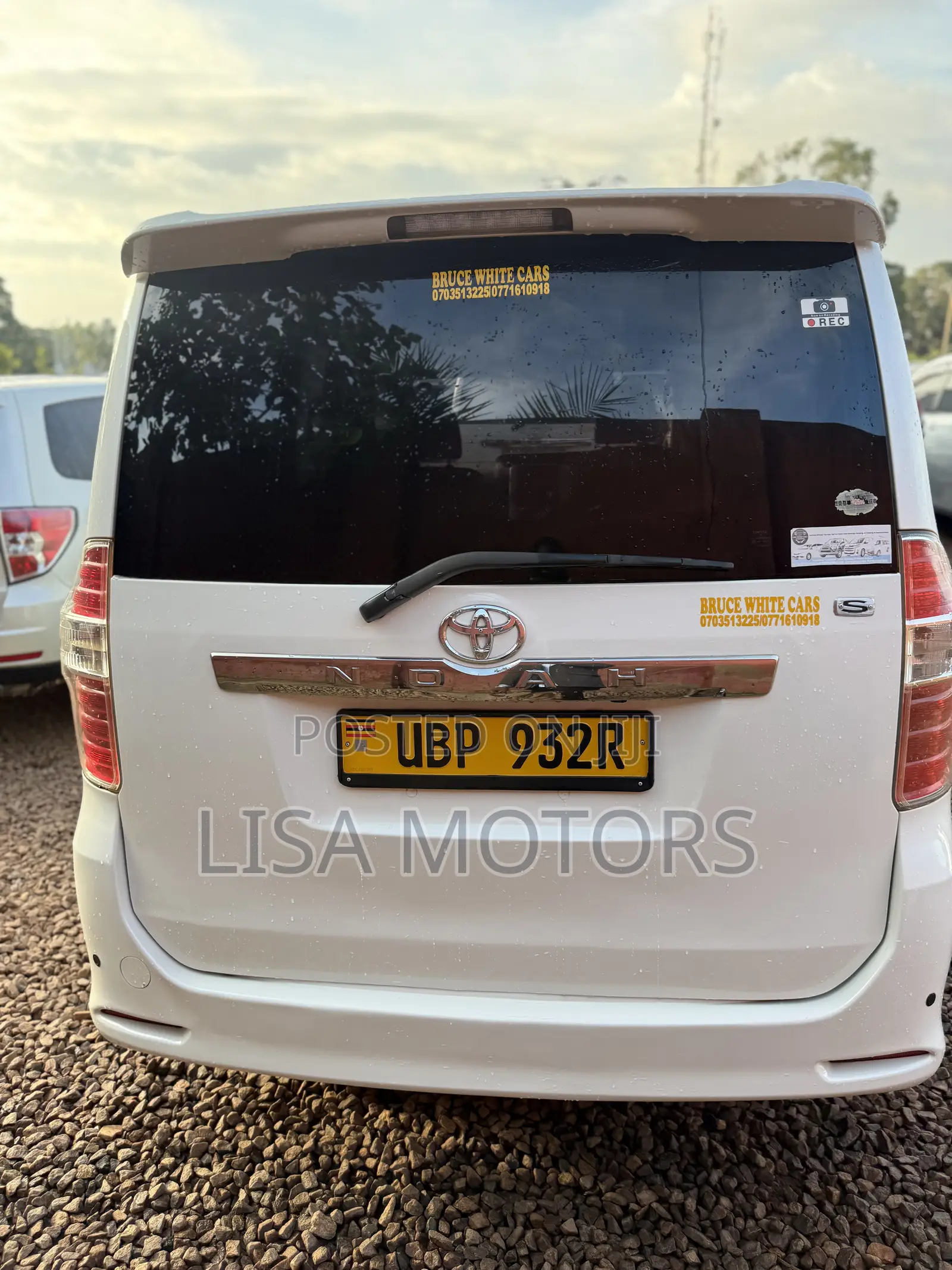 Toyota Noah 2.0 143hp AWD (8 Seater) 2009 White