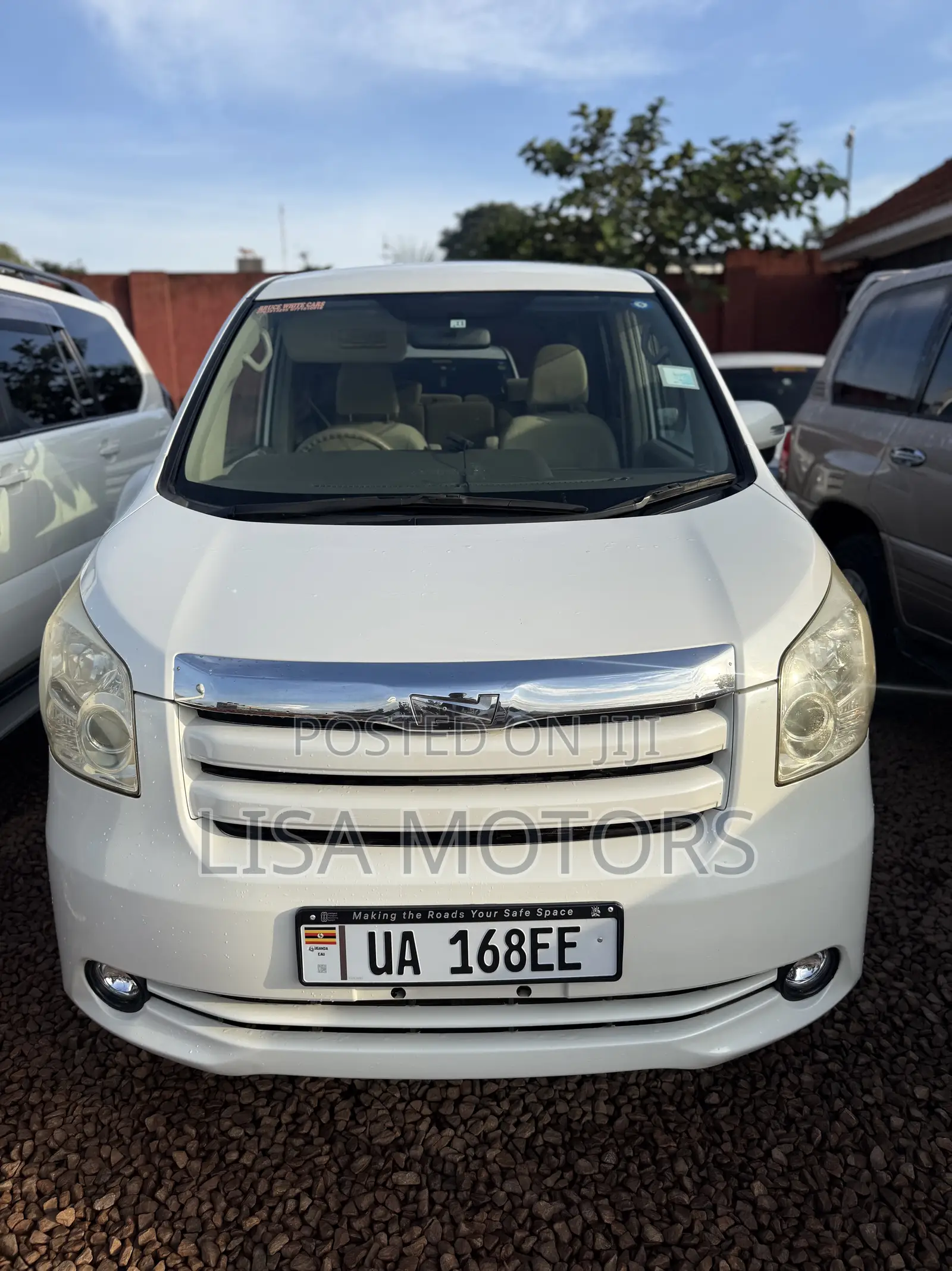 Toyota Noah 2.0 143hp AWD (8 Seater) 2009 White