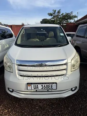 Toyota Noah 2.0 143hp AWD (8 Seater) 2009 White