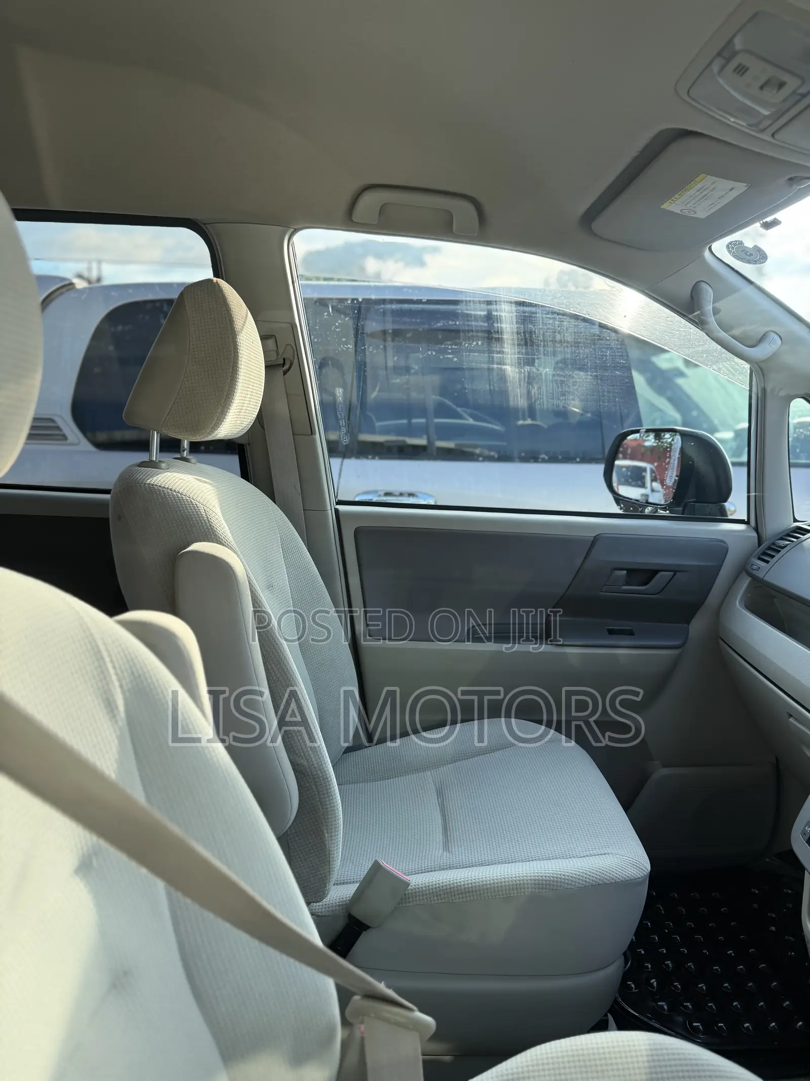 Toyota Noah 2.0 143hp AWD (8 Seater) 2009 White