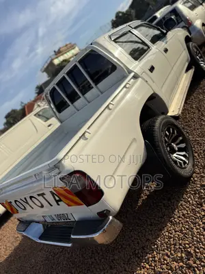 Toyota Hilux 2002 White