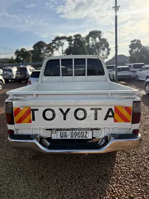Toyota Hilux 2002 White