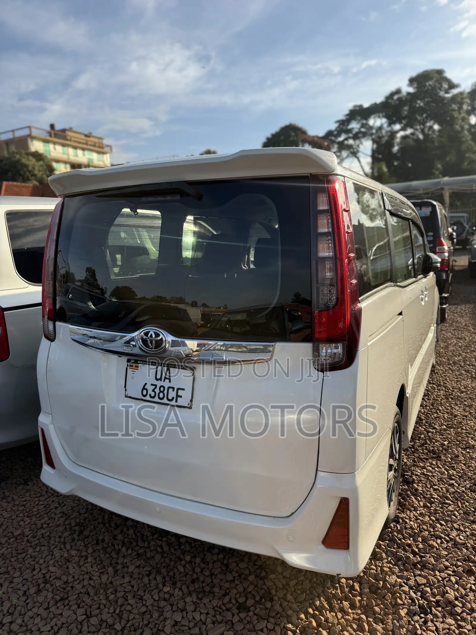 Toyota Noah 2.0 AWD (8 Seater) 2016 White