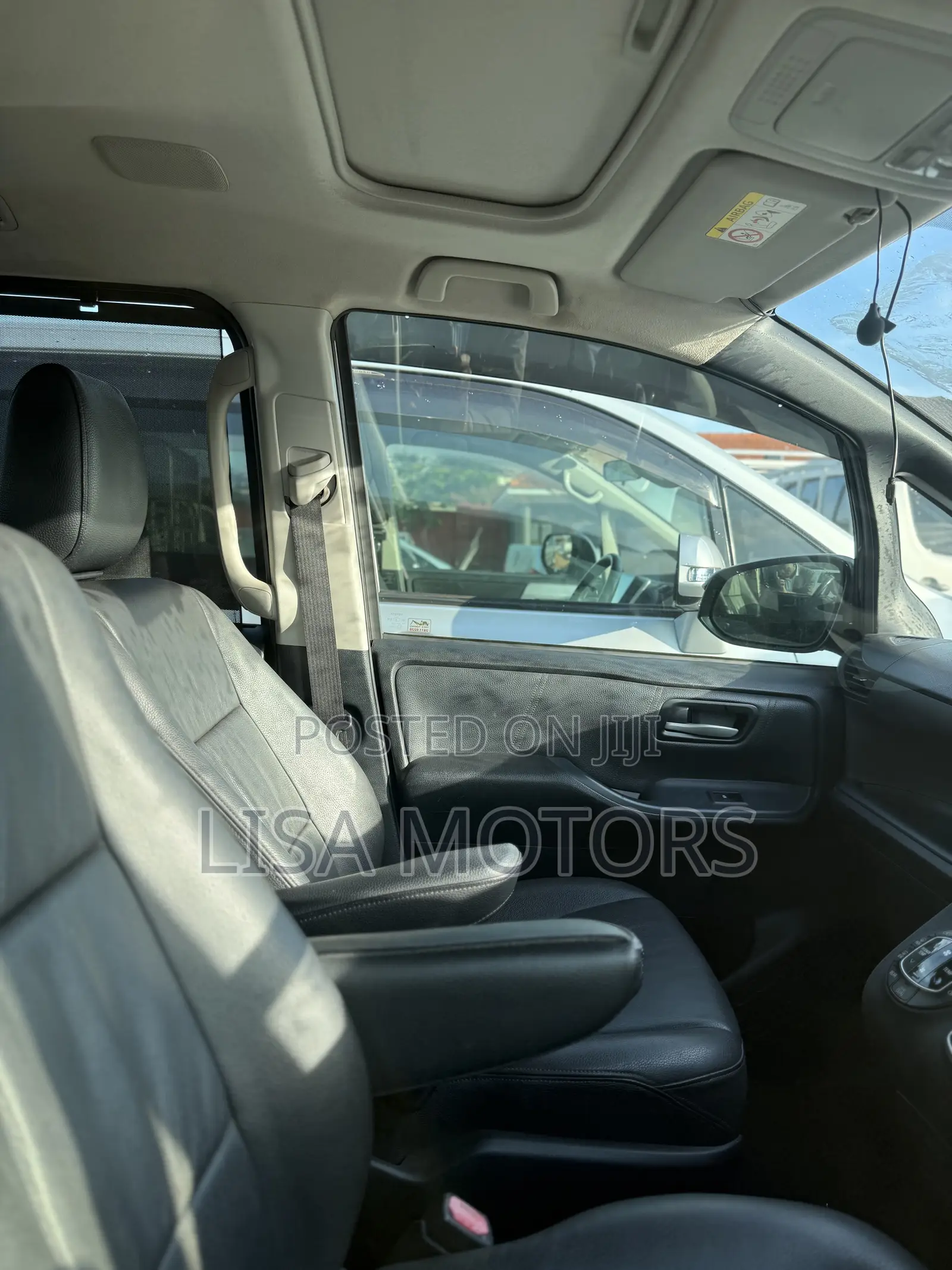 Toyota Noah 2.0 AWD (8 Seater) 2016 White