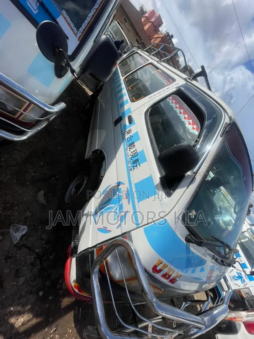 Toyota HiAce 2003 White