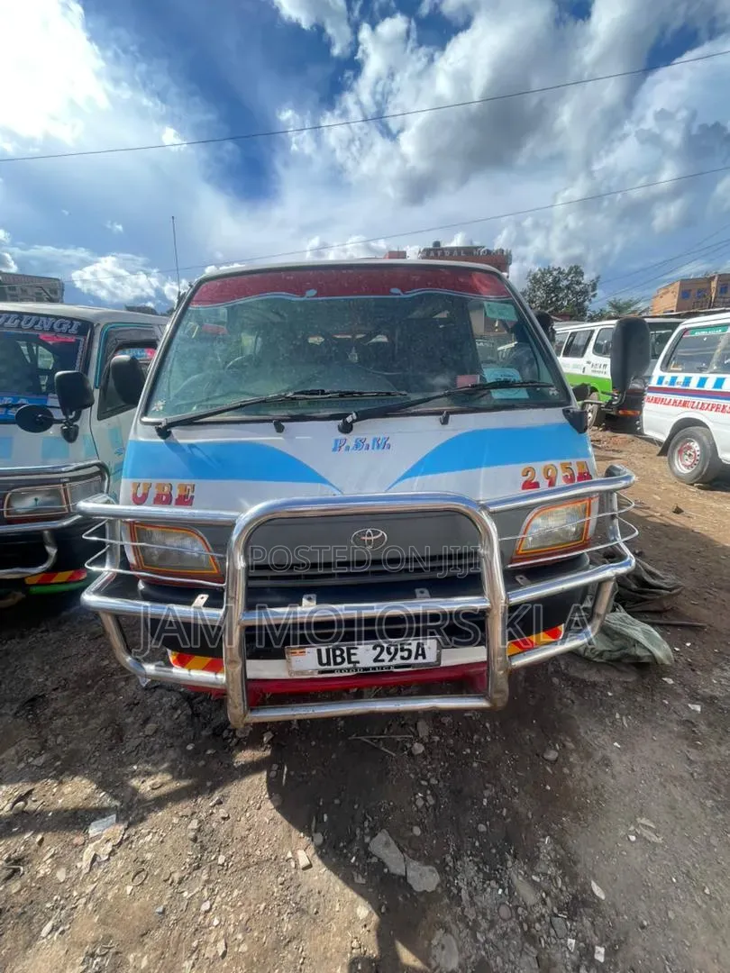 Toyota HiAce 2003 White