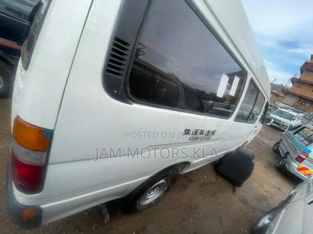 Toyota HiAce 2000 White