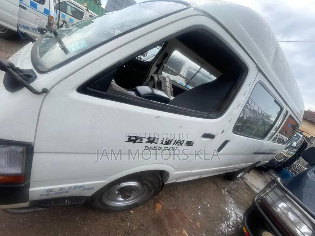 Toyota HiAce 2000 White