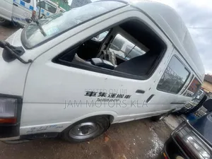 Toyota HiAce 2000 White