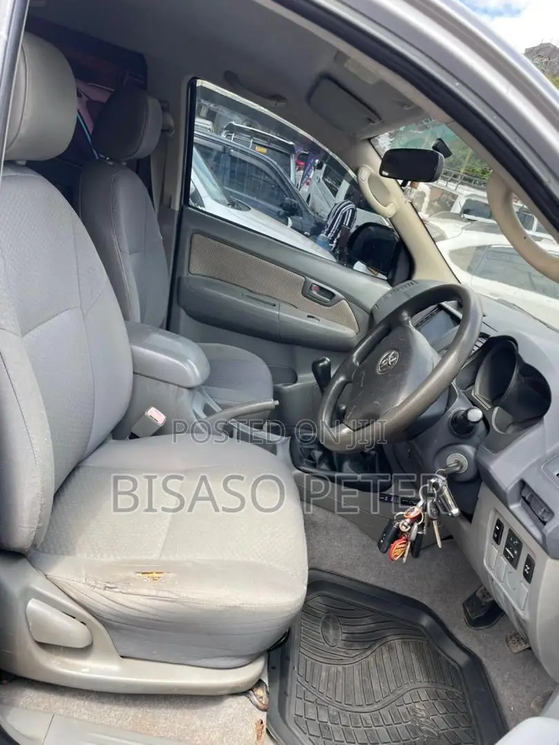 Toyota Hilux 2010 Silver