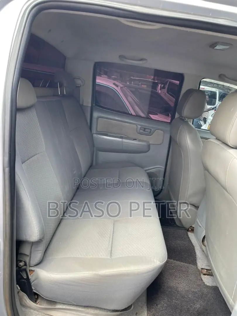 Toyota Hilux 2010 Silver