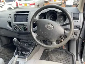 Toyota Hilux 2010 Silver