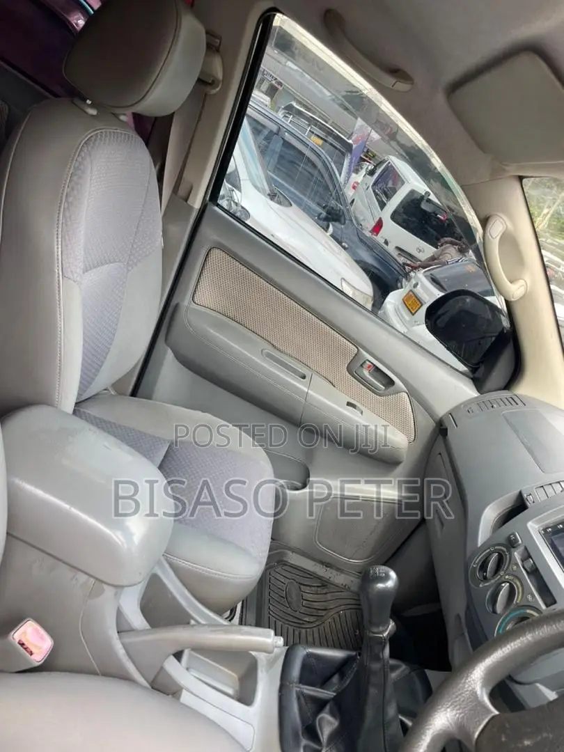 Toyota Hilux 2010 Silver