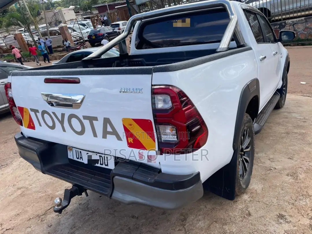 Toyota Hilux Revo Double Cab Deisel 2.4 AWD 2017 White
