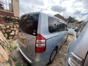 Toyota Noah 2012 Silver