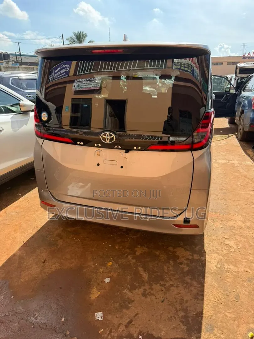 Toyota Noah 2023 Gray