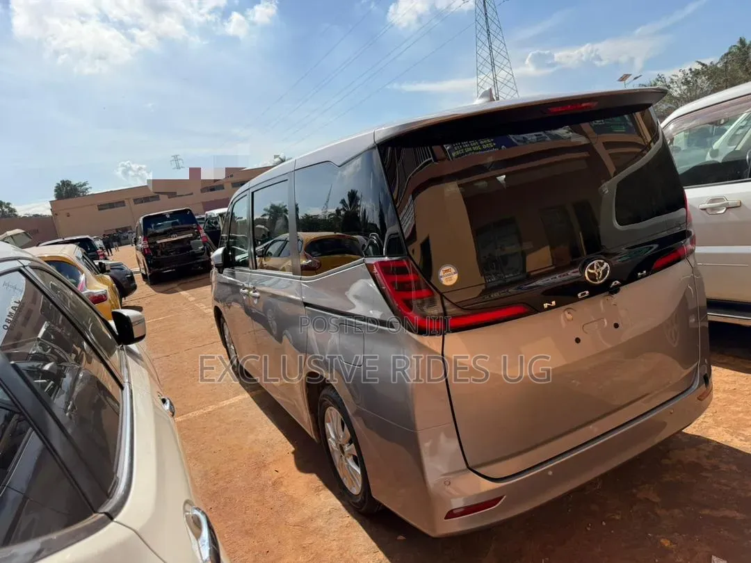 Toyota Noah 2023 Gray
