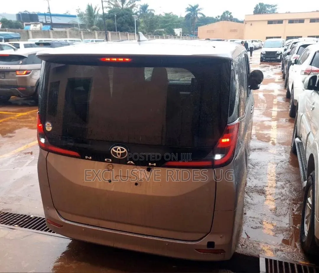 Toyota Noah 2023 Gray